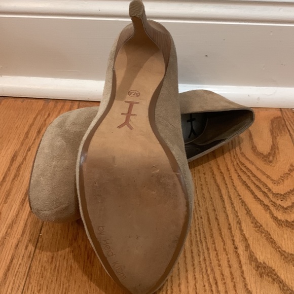Heidi Klum Tan Suede Platform Pumps - Picture 4 of 4